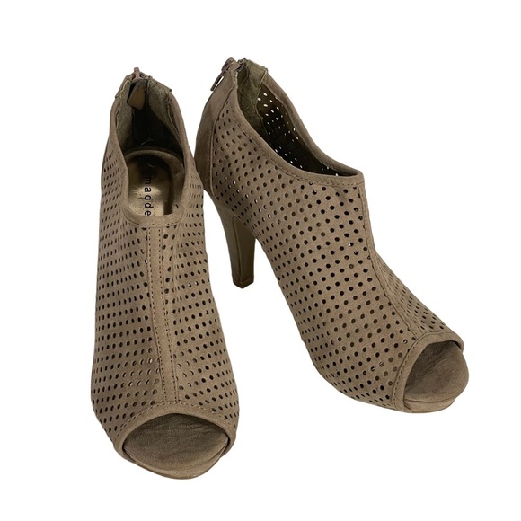 Madden Girl Tan Faux Perforated Suede Open Toe Heel Ankle Bootie Sz 7 - Picture 1 of 9